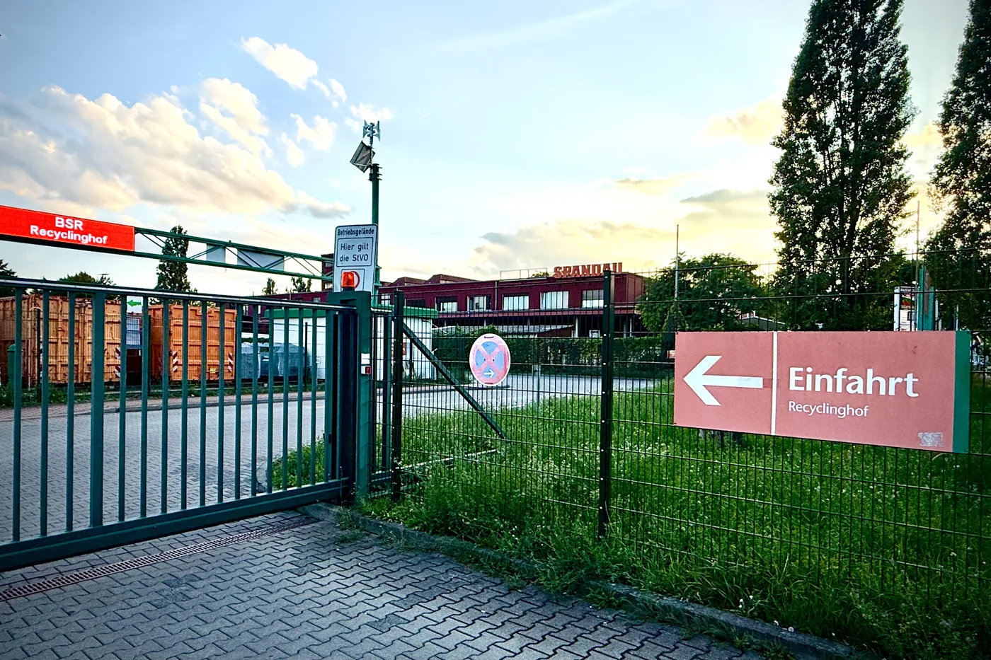 Einfahrt zu einem BSR-Recyclinghof in Berlin mit Wegweiser
