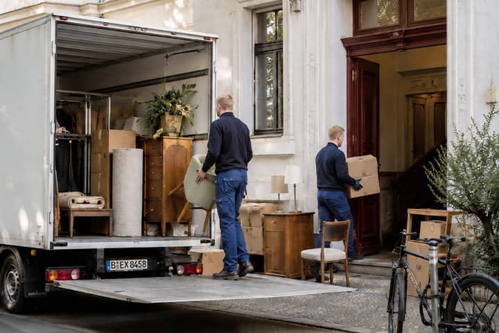 Entrümpelungsteam belädt einen Transporter in Berlin