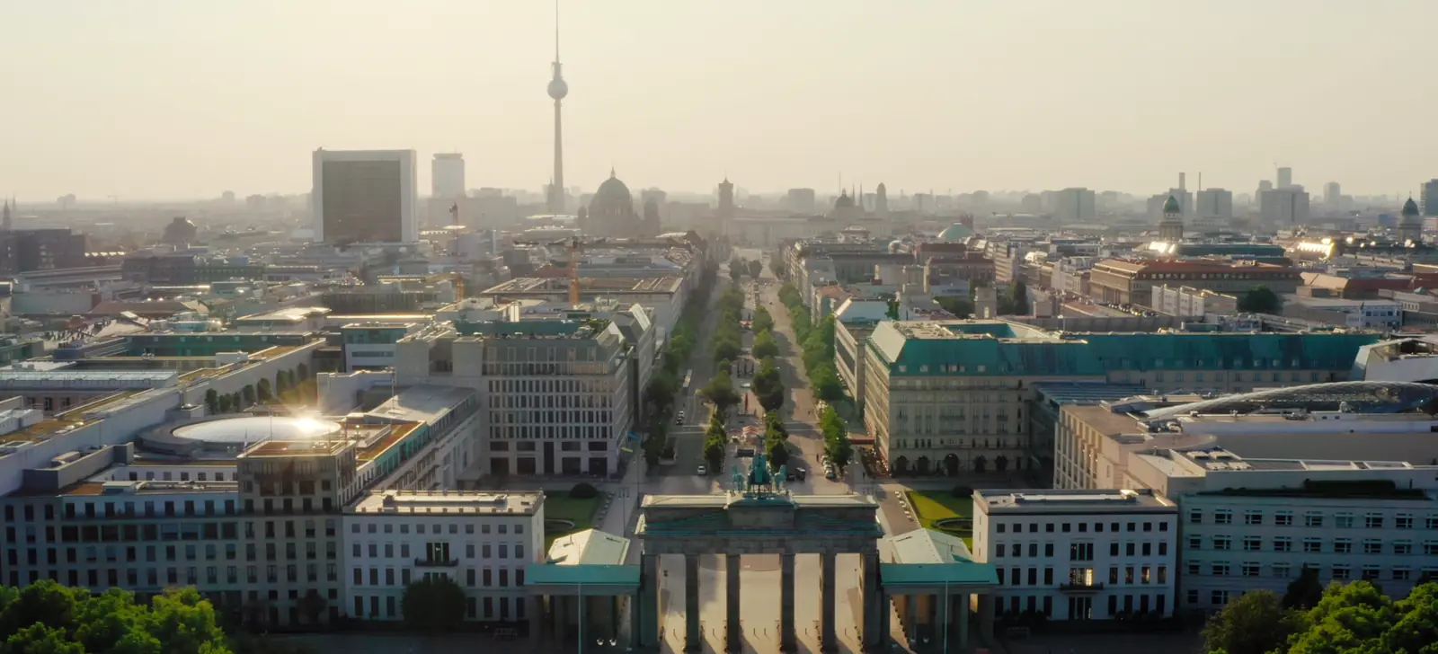 Blick über Berlin-Mitte mit Brandenburger Tor und Fernsehturm