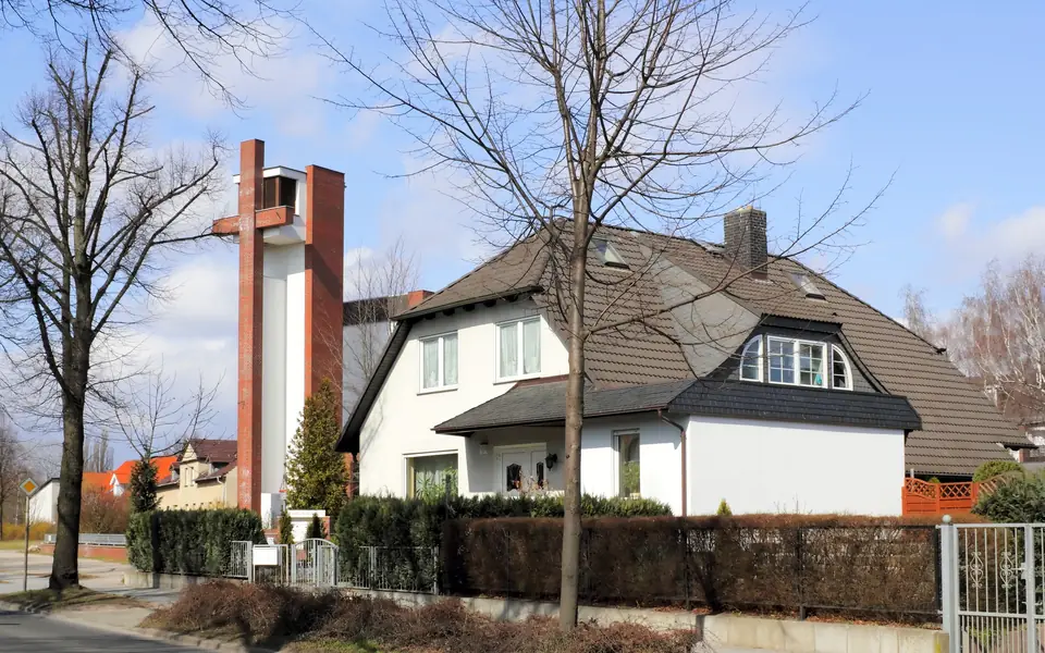 Einfamilienhaus und Kirche in Alt-Hohenschönhausen