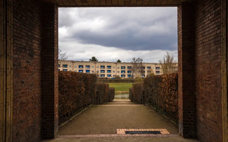 Blick durch einen Durchgang auf die Hufeisensiedlung in Britz