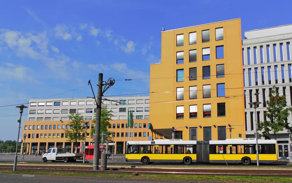 Alice-Salomon-Platz mit Straßenbahn in Hellersdorf