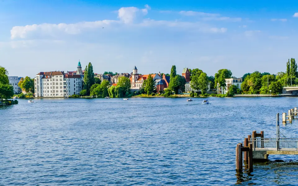 Müggelspree mit Uferbebauung in Köpenick