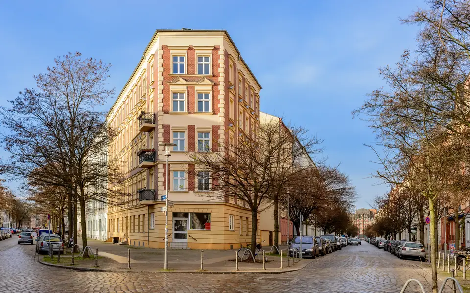 Altbau-Straßenecke in Lichtenberg