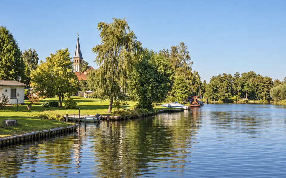 Müggelspree mit Dorfkirche in Rahnsdorf