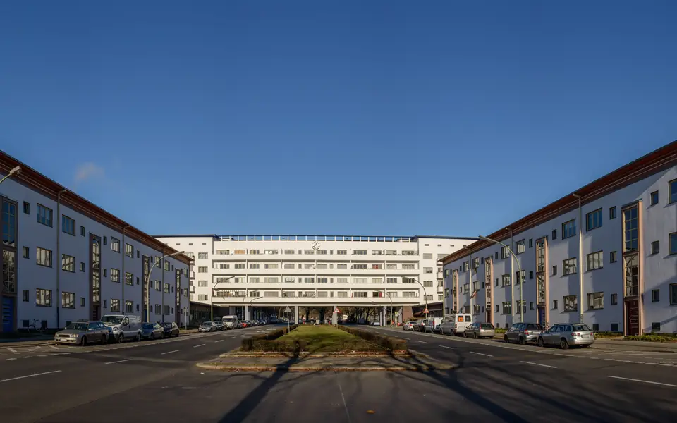 Weiße Stadt mit Brückenhaus an der Aroser Allee