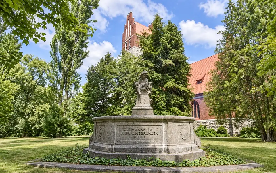 Königin-Luise-Kirche mit Jubiläumsbrunnen in Waidmannslust