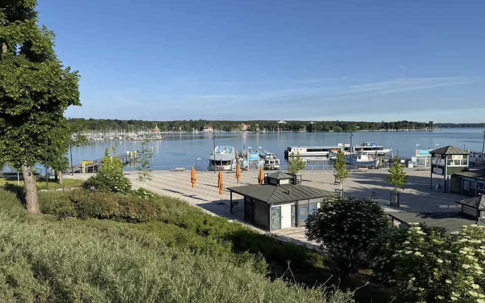 Blick über den Wannsee mit Anleger