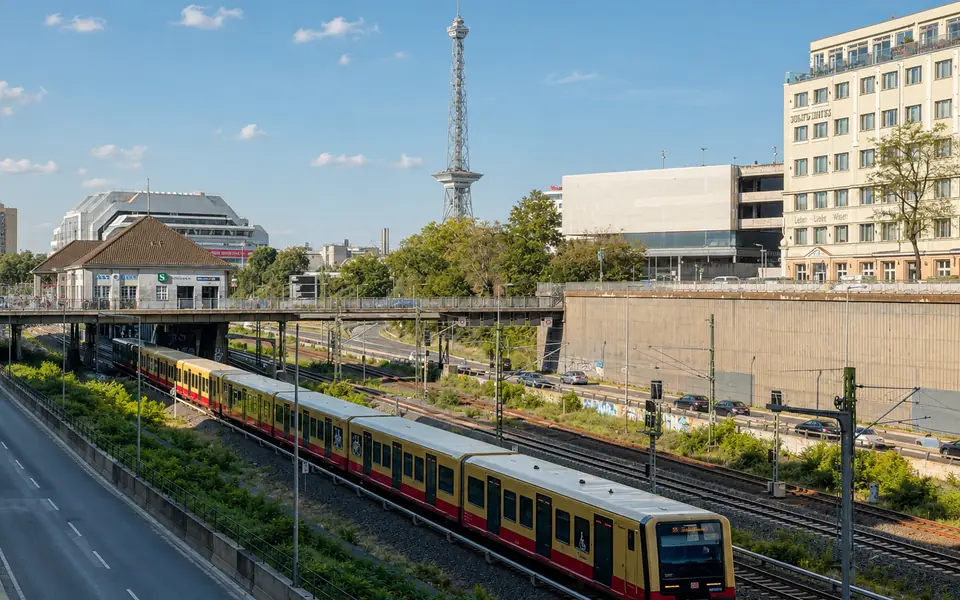 Funkturm und S-Bahn in Westend